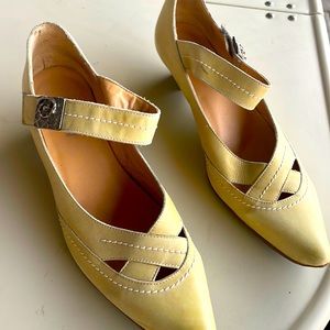 Fidj brand Yellow leather hook and loop ankle strap pointed toe 42 / 11